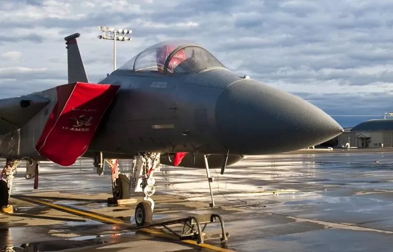 Aereo Militare F15 con Bandiera Rossa