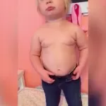 Bambina cerca di indossare i Jeans