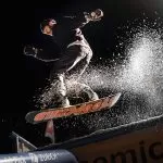 Salto con Snowboard di Notte