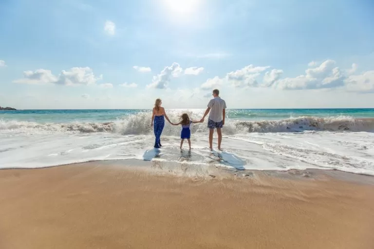 Bambini al mare: cosa mettere in valigia